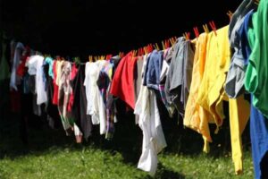 Cara Menghilangkan Noda di Baju Berwarna