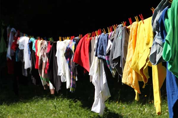 Cara Menghilangkan Noda di Baju Berwarna