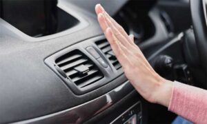 Membersihkan Filter AC Mobil