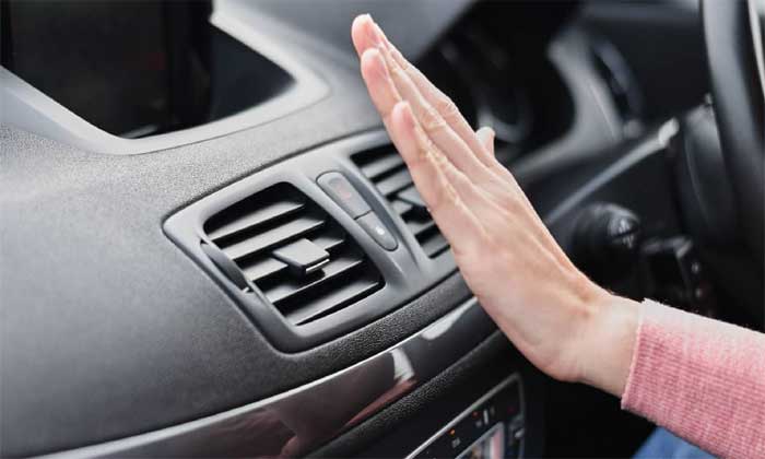 Membersihkan Filter AC Mobil